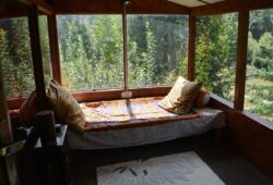 दीवार में एक खिड़की रहती है