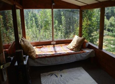 दीवार में एक खिड़की रहती है