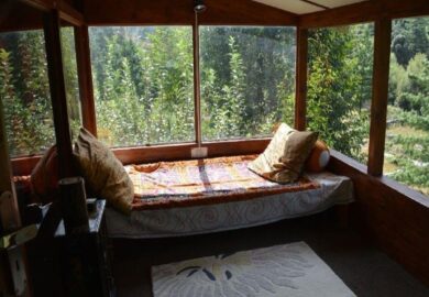 दीवार में एक खिड़की रहती है